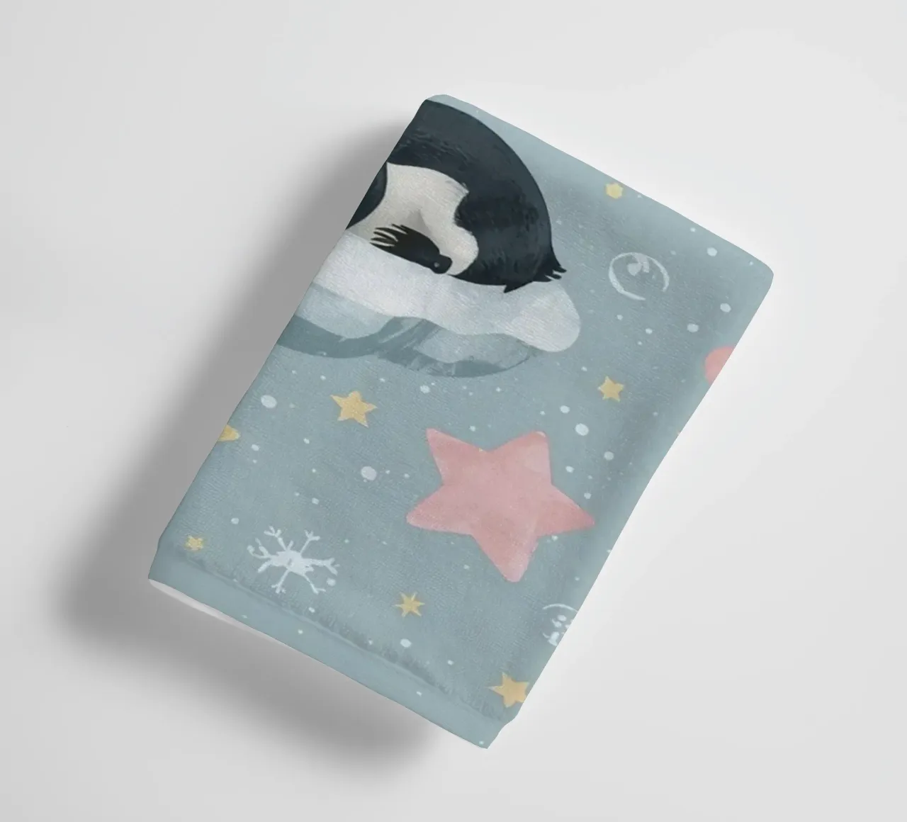 Due simpatici pinguini addormentati con elementi celestiali asciugamano da bagno da DesignDoodle