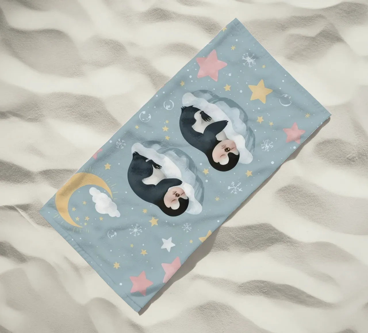 Due simpatici pinguini addormentati con elementi celestiali telo mare da DesignDoodle