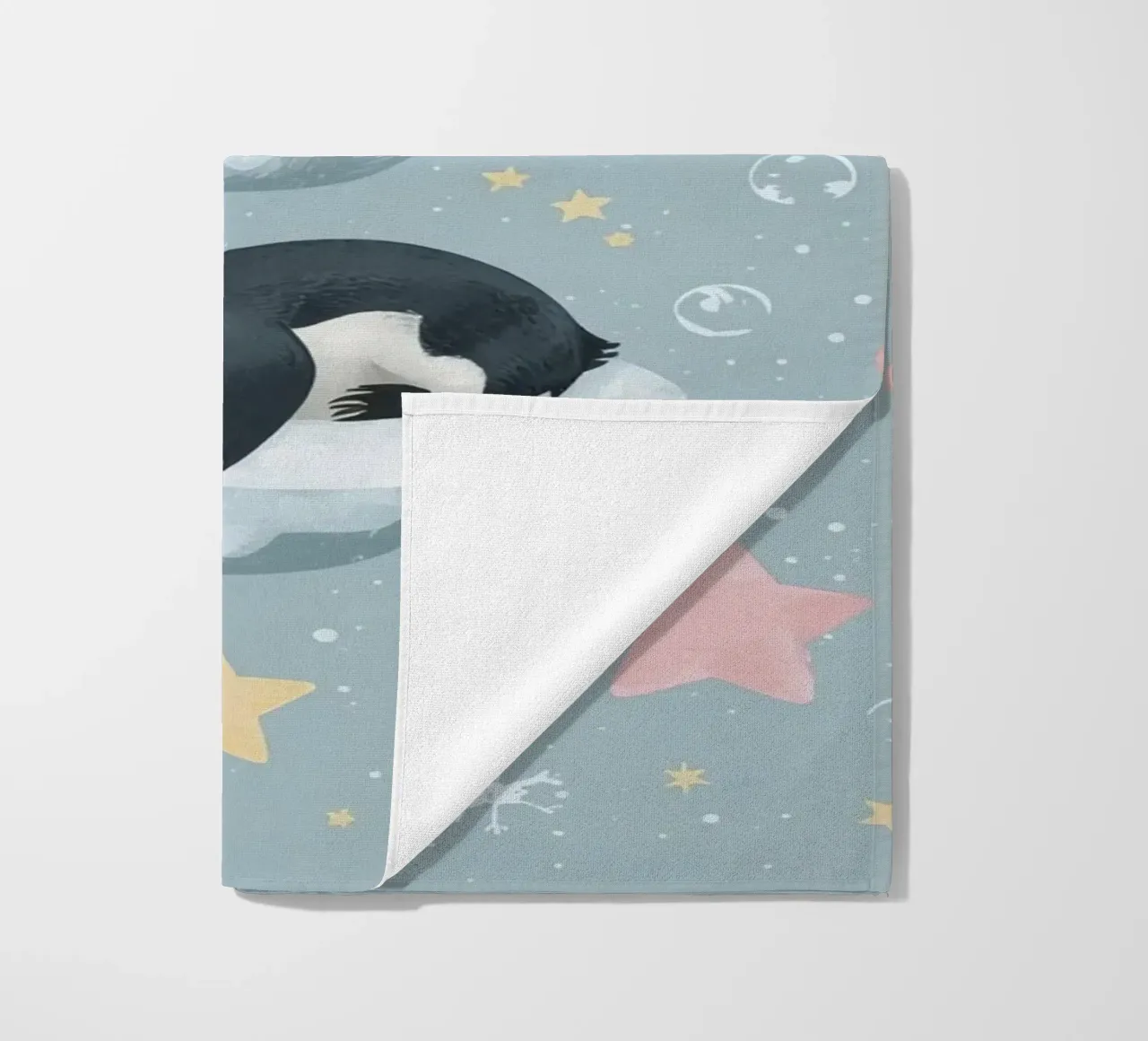 Due simpatici pinguini addormentati con elementi celestiali telo mare da DesignDoodle