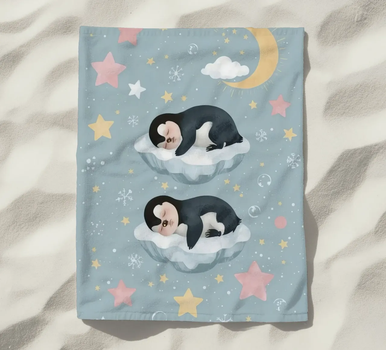 Due simpatici pinguini addormentati con elementi celestiali telo mare da DesignDoodle
