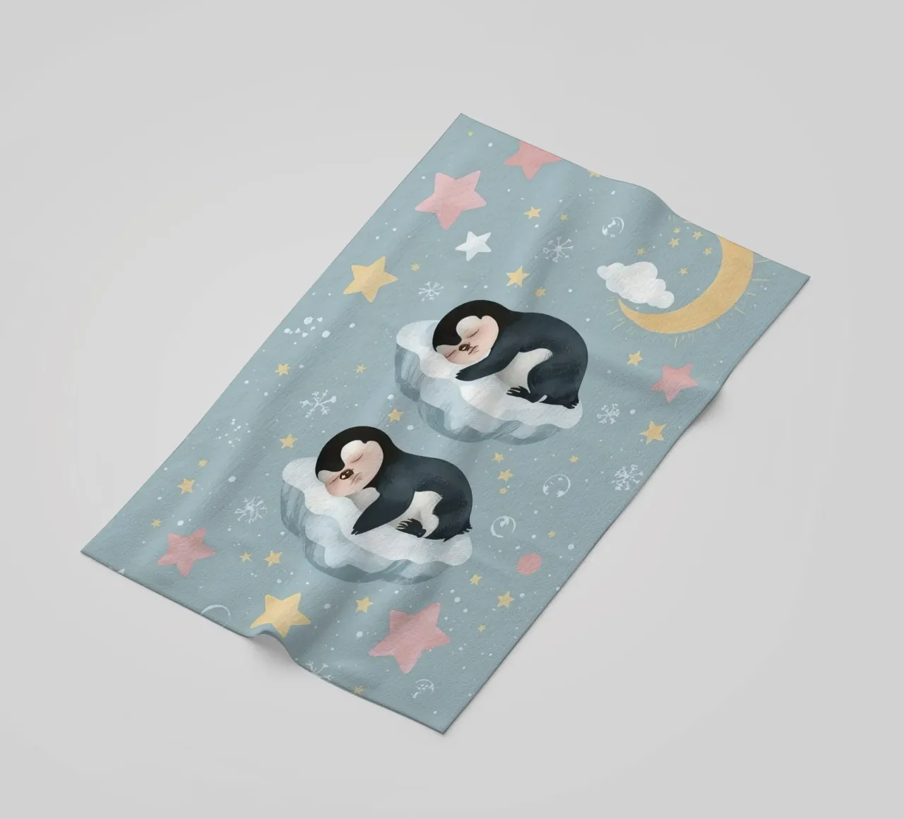 Due simpatici pinguini addormentati con elementi celestiali telo mare da DesignDoodle