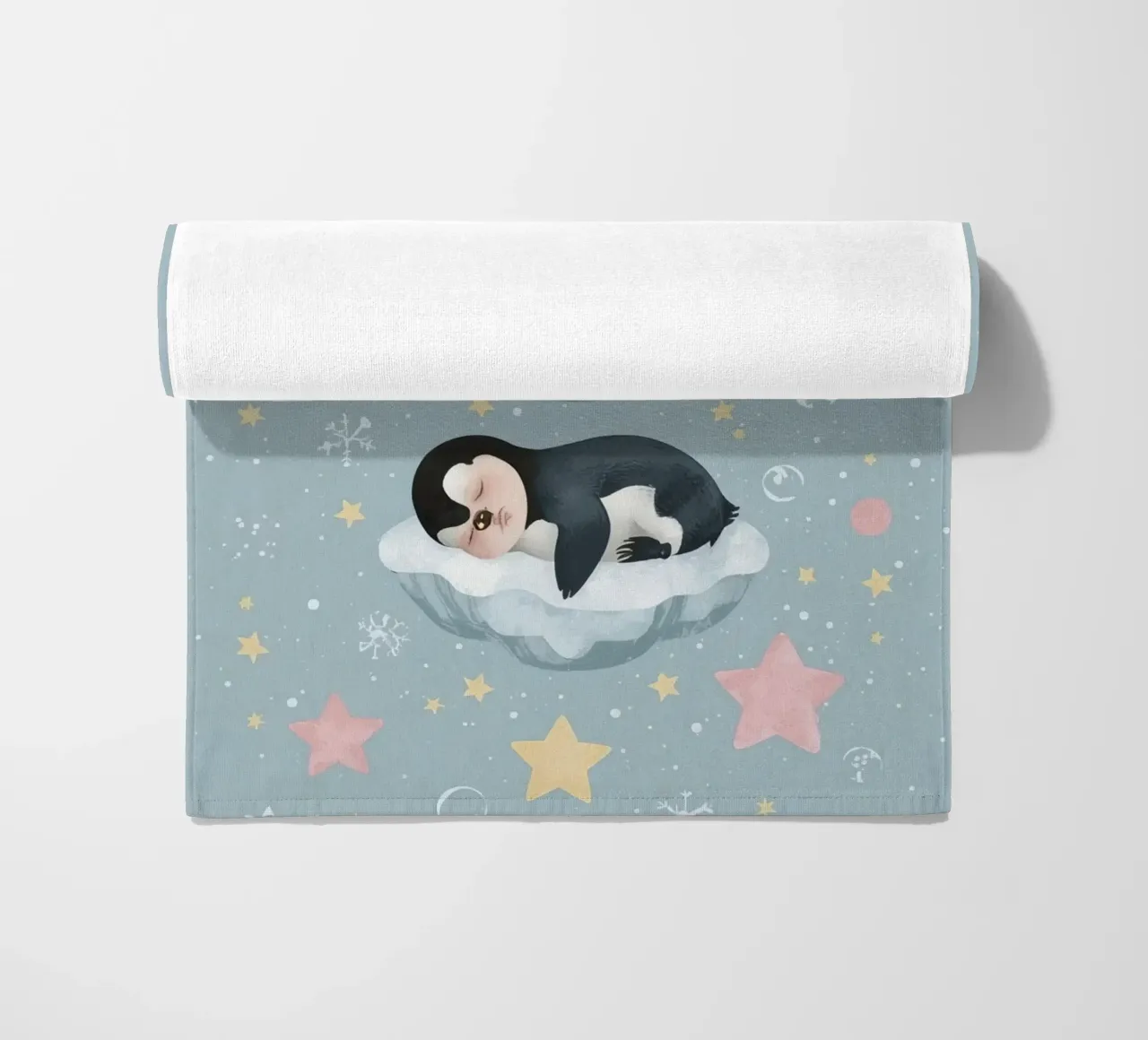 Due simpatici pinguini addormentati con elementi celestiali telo mare da DesignDoodle