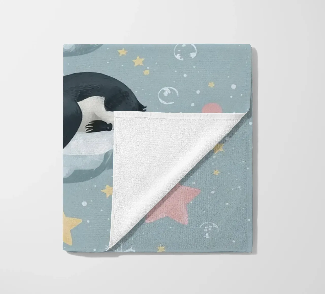 Due simpatici pinguini addormentati con elementi celestiali telo mare da DesignDoodle