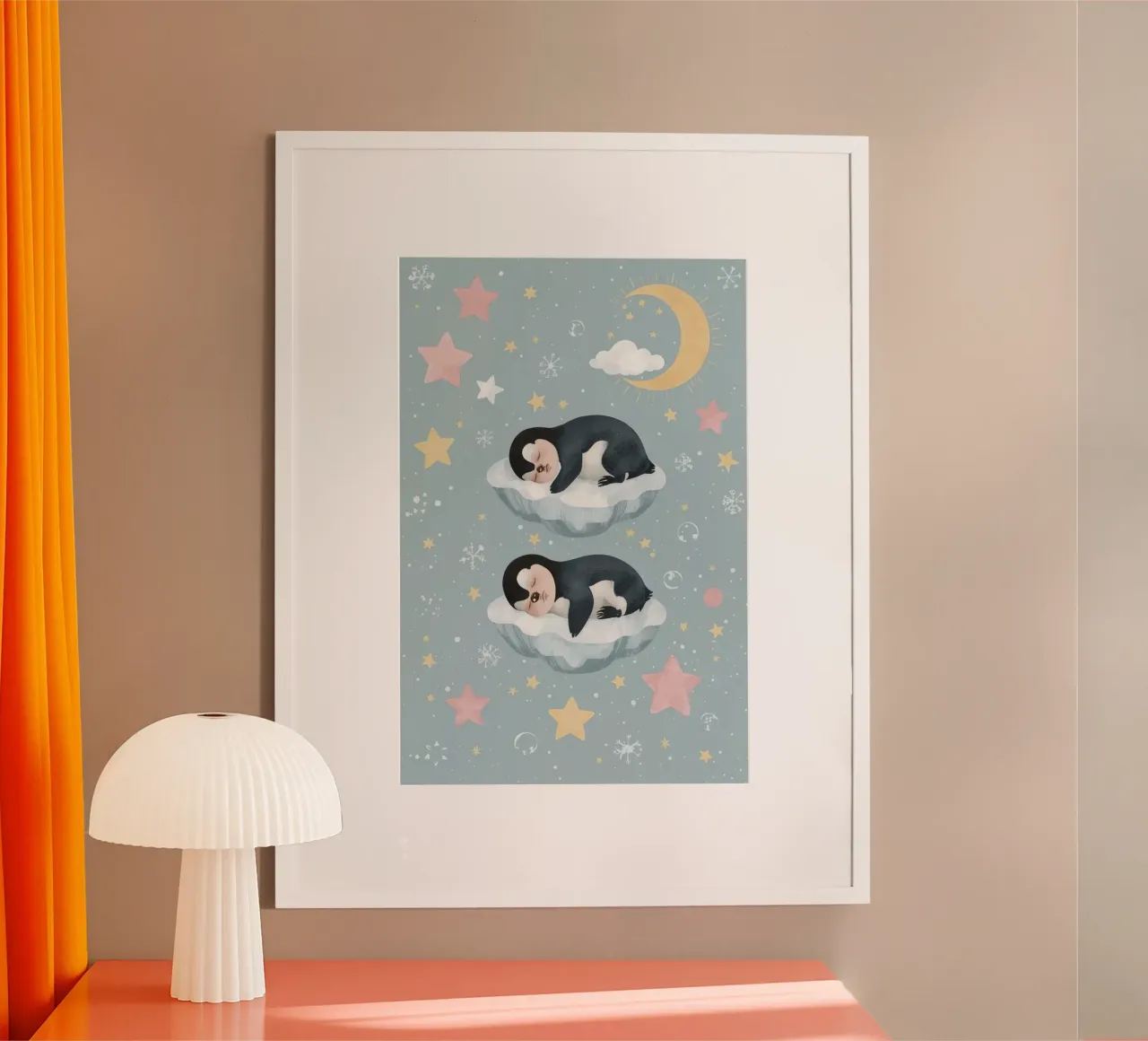 Due simpatici pinguini addormentati con elementi celestiali poster da DesignDoodle