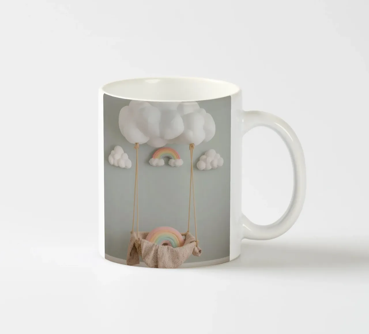 Appendiabiti da parete con nuvole, arcobaleno e altalena tazza in ceramica da DesignDoodle