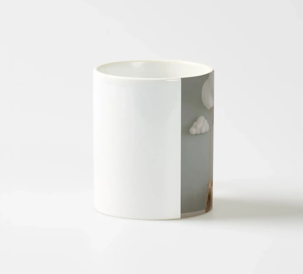 Appendiabiti da parete con nuvole, arcobaleno e altalena tazza in ceramica da DesignDoodle