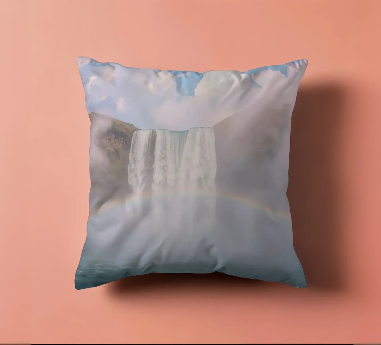 Cascata con arcobaleno e nebbia cuscino da DesignDoodle
