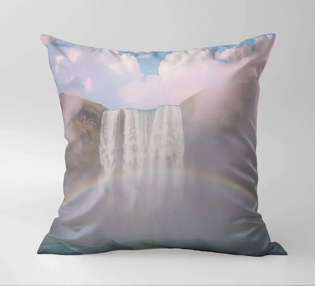 Cascata con arcobaleno e nebbia cuscino da DesignDoodle