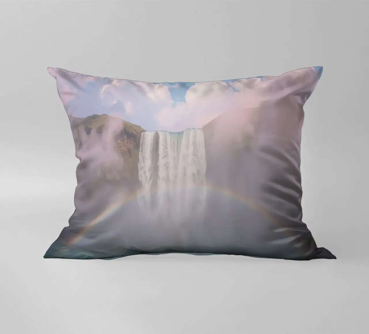 Cascata con arcobaleno e nebbia cuscino da DesignDoodle