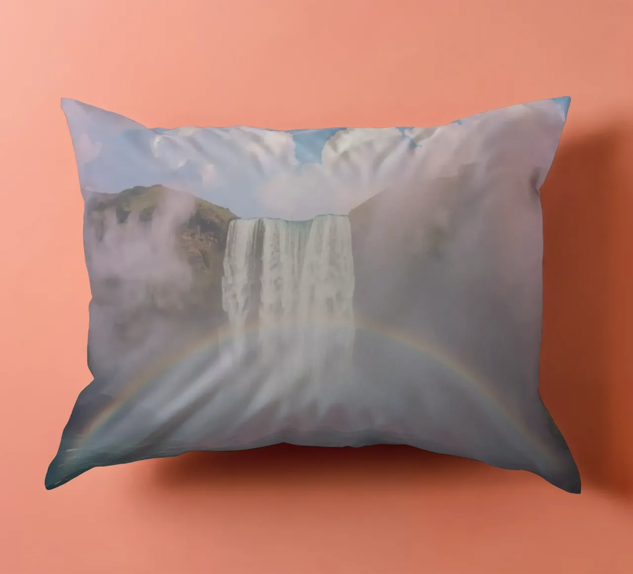 Cascata con arcobaleno e nebbia cuscino da DesignDoodle
