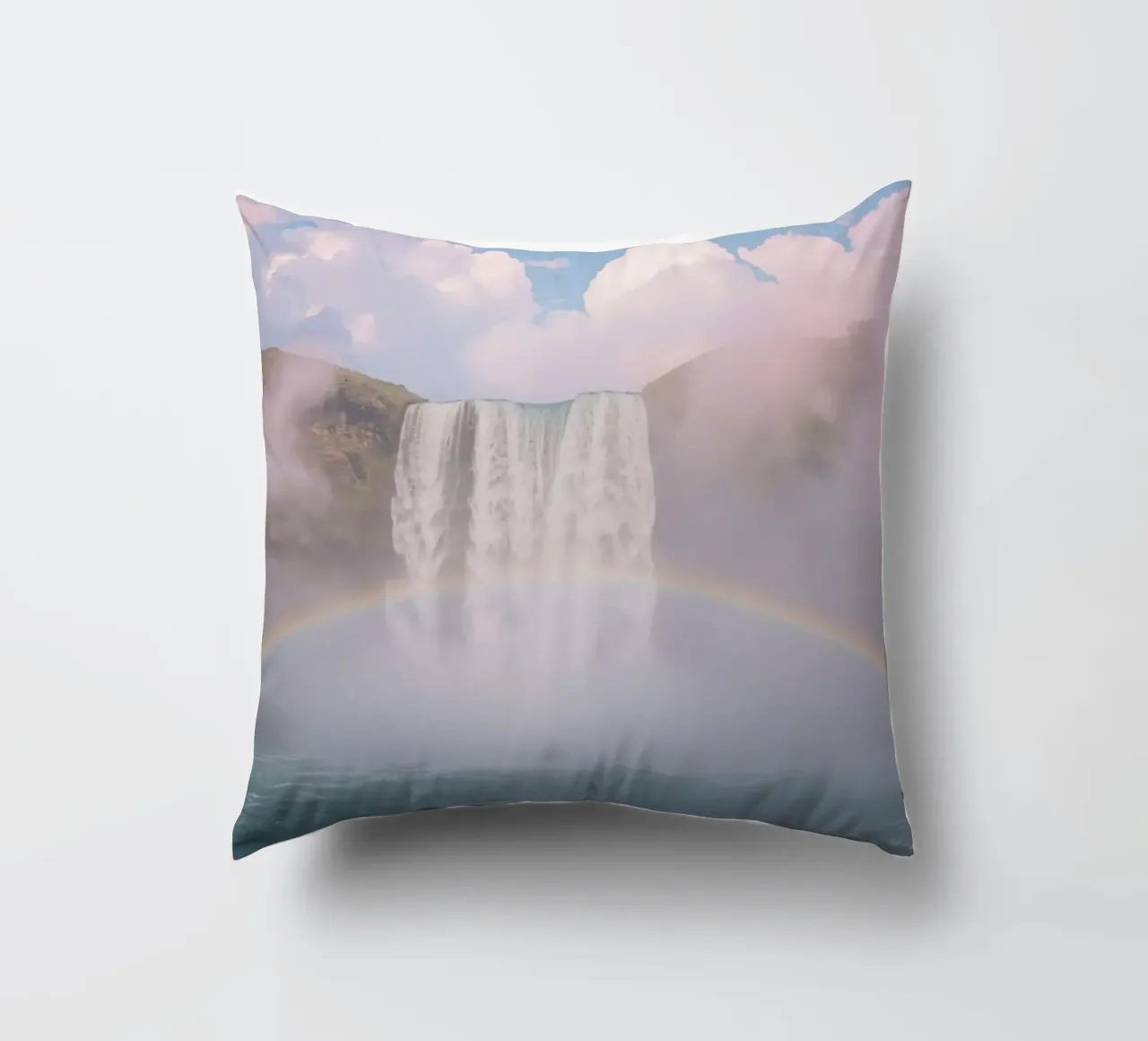 Cascata con arcobaleno e nebbia cuscino da DesignDoodle