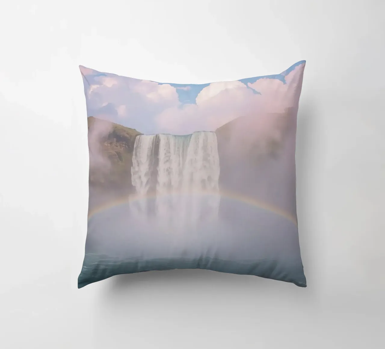 Cascata con arcobaleno e nebbia cuscino da DesignDoodle