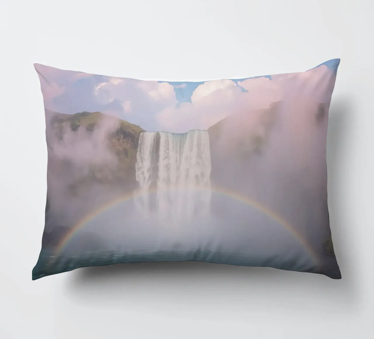 Cascata con arcobaleno e nebbia cuscino da DesignDoodle
