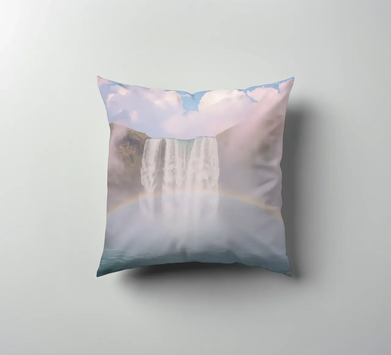 Cascata con arcobaleno e nebbia cuscino da DesignDoodle