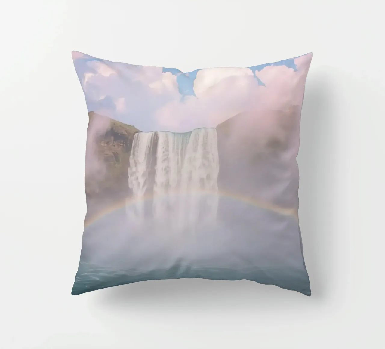 Cascata con arcobaleno e nebbia cuscino da DesignDoodle