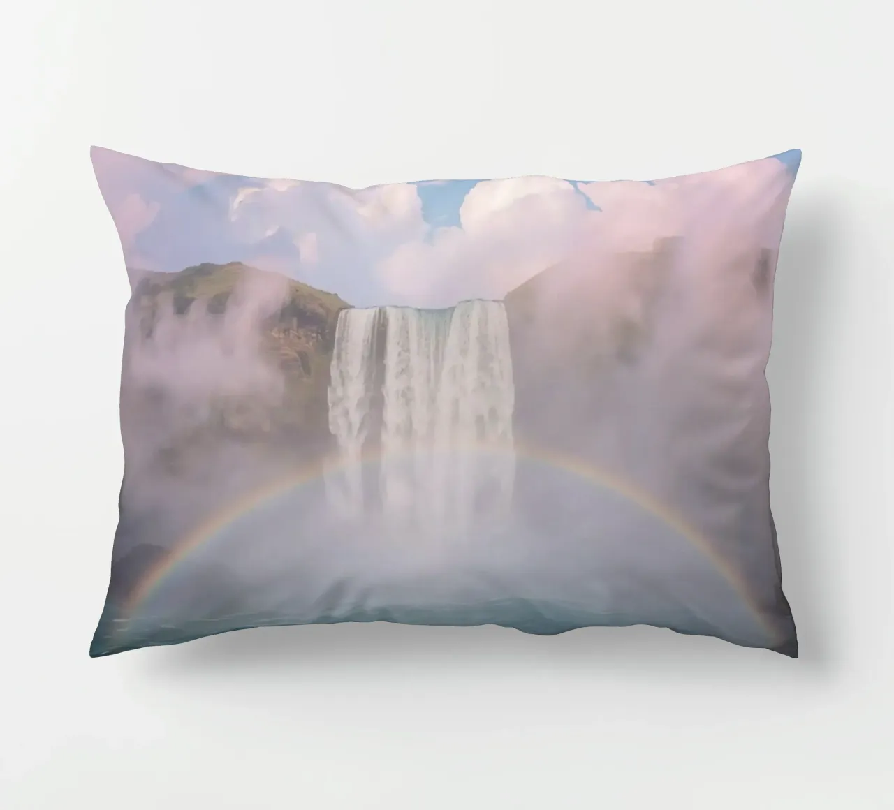 Cascata con arcobaleno e nebbia cuscino da DesignDoodle