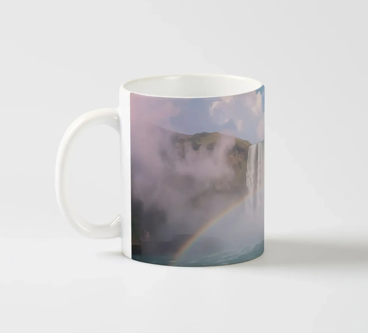 Cascata con arcobaleno e nebbia tazza in ceramica da DesignDoodle