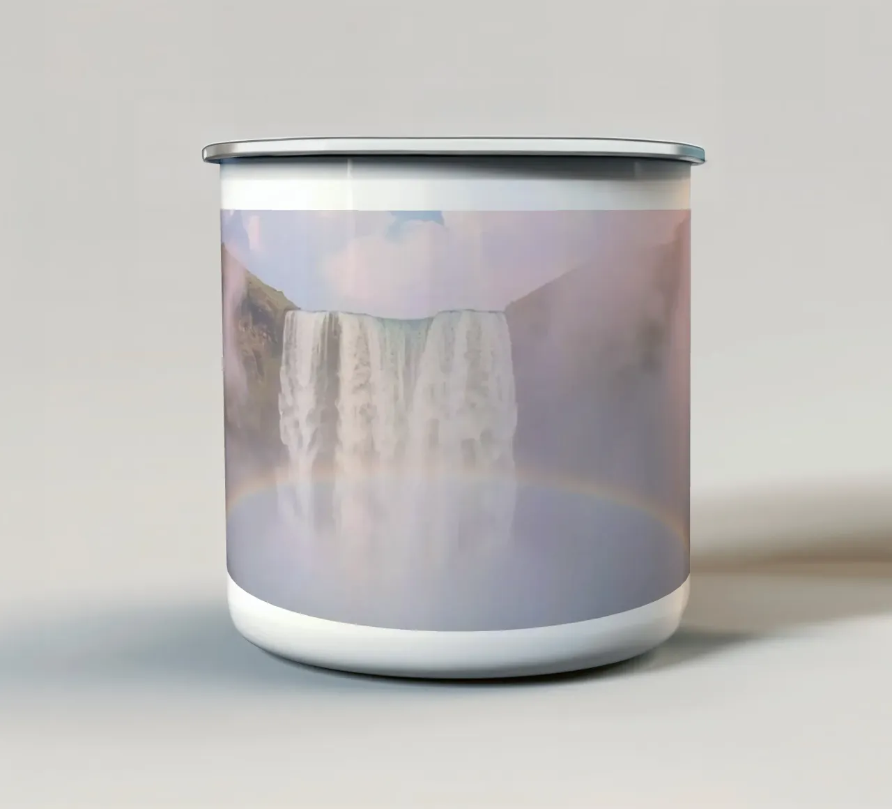 Cascata con arcobaleno e nebbia tazza in smalto da DesignDoodle