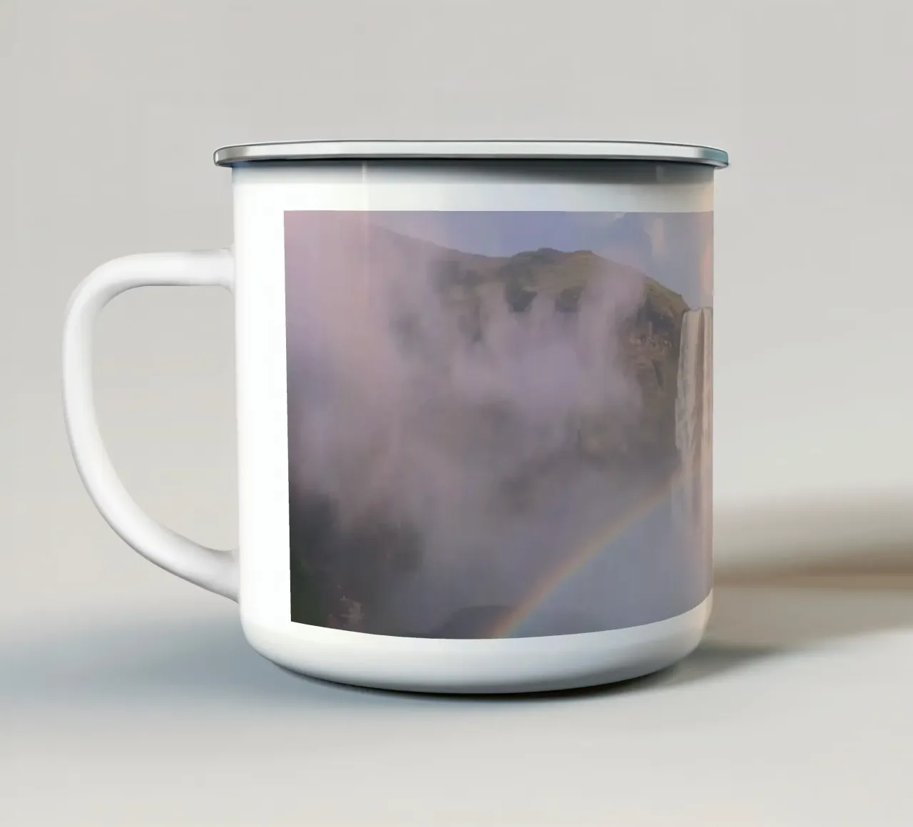 Cascata con arcobaleno e nebbia tazza in smalto da DesignDoodle