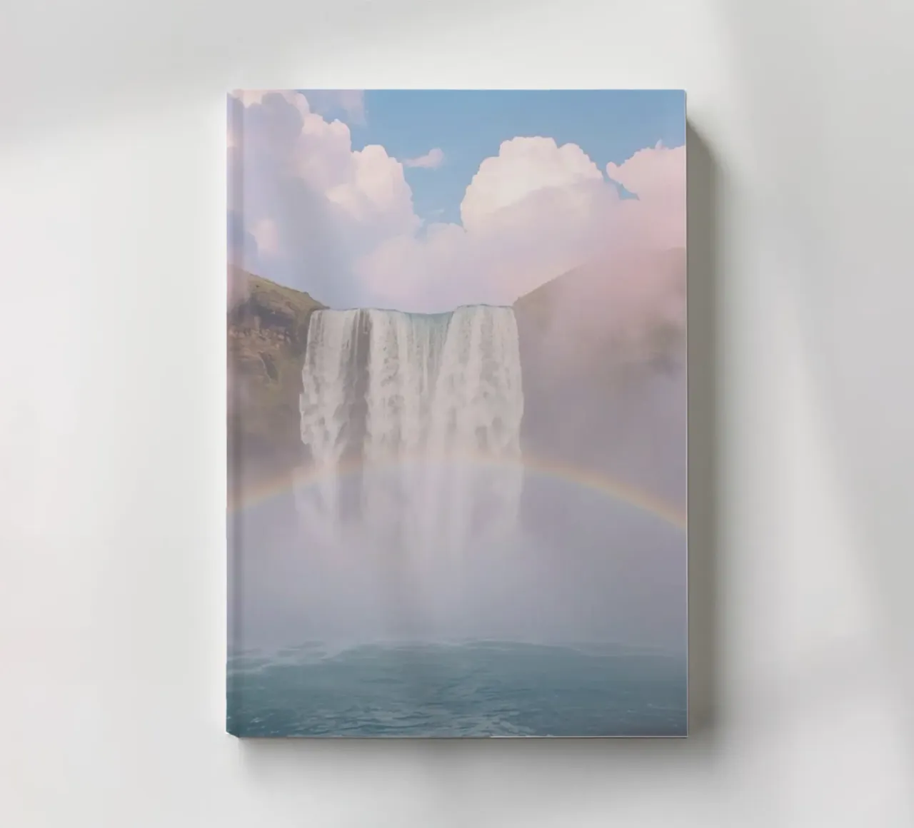Cascata con arcobaleno e nebbia diario da DesignDoodle
