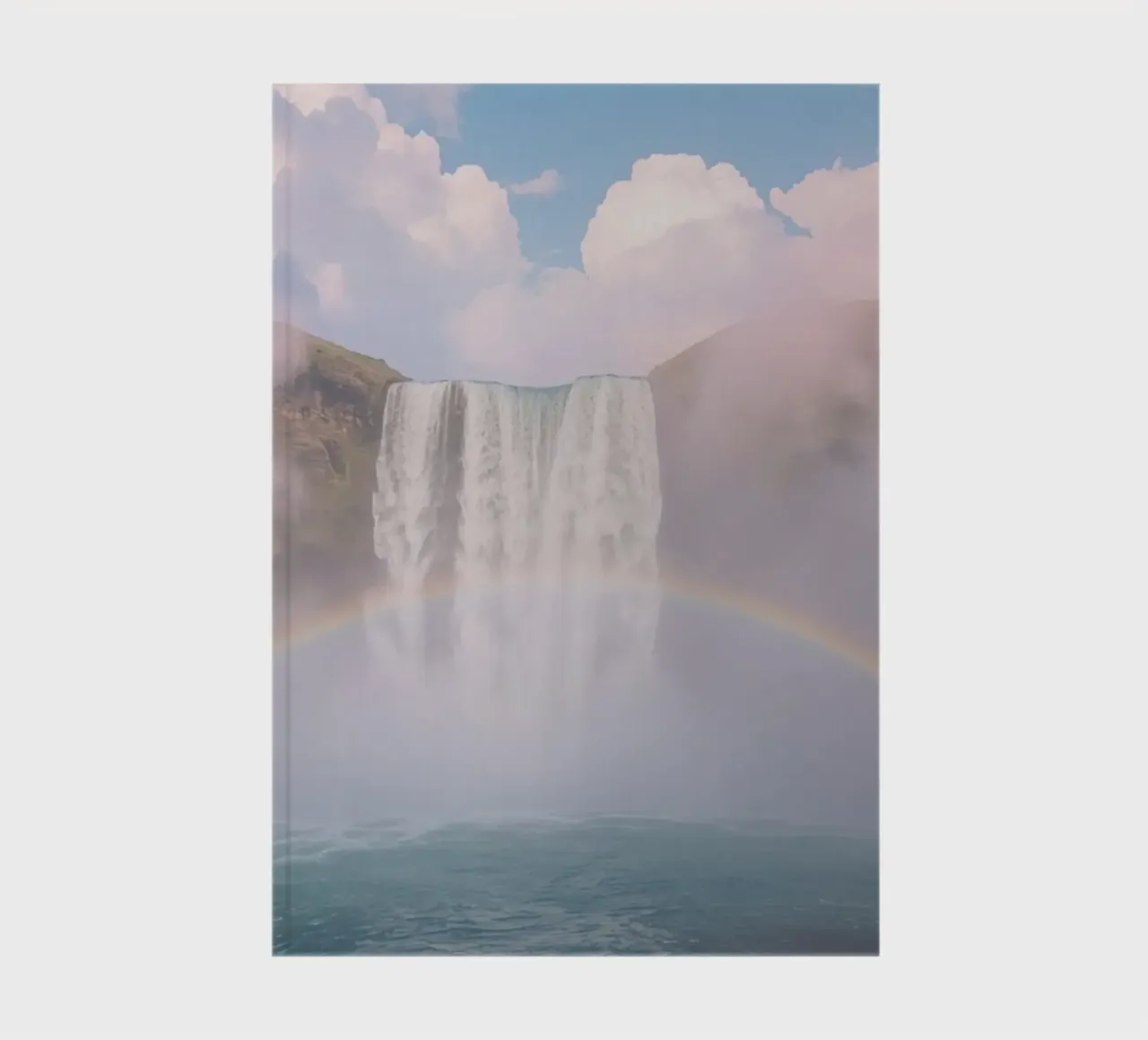 Cascata con arcobaleno e nebbia diario da DesignDoodle