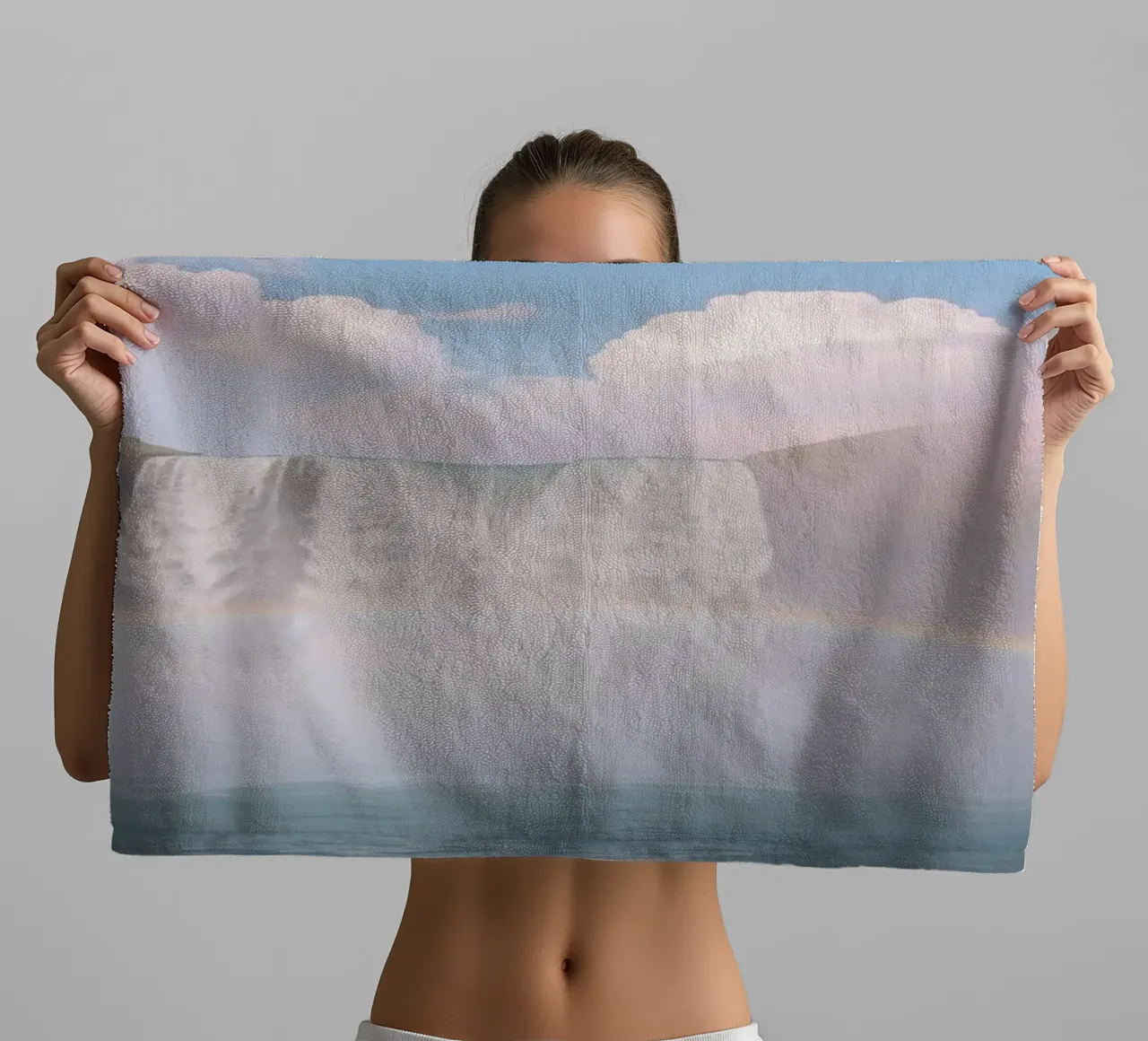 Cascata con arcobaleno e nebbia asciugamano da bagno da DesignDoodle
