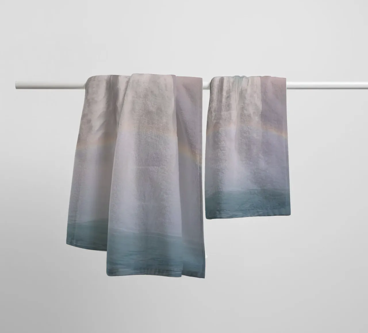Cascata con arcobaleno e nebbia asciugamano da bagno da DesignDoodle