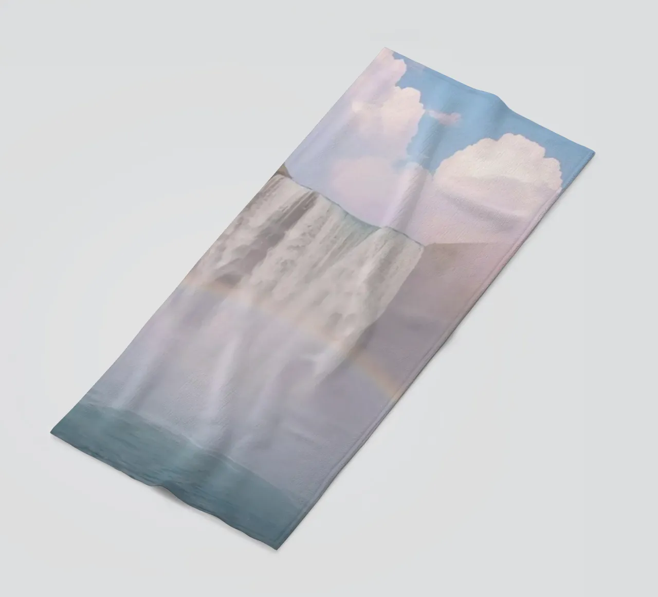 Cascata con arcobaleno e nebbia telo mare da DesignDoodle