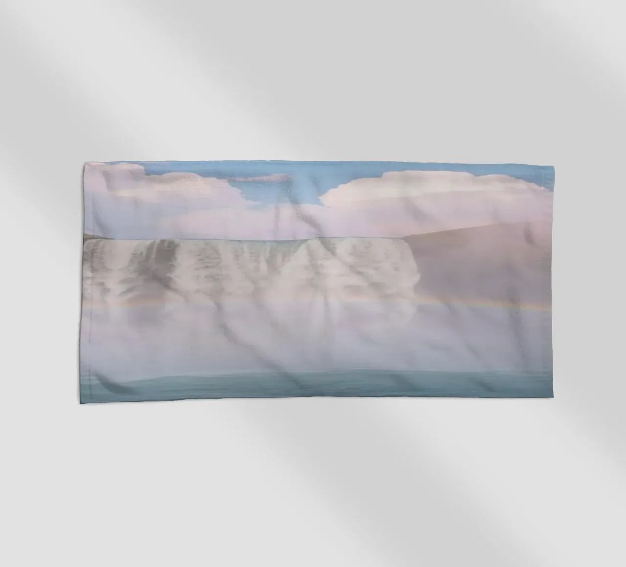 Cascata con arcobaleno e nebbia telo mare da DesignDoodle