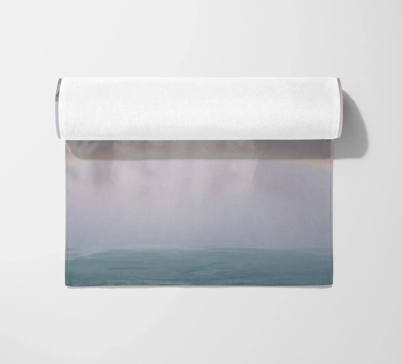 Cascata con arcobaleno e nebbia telo mare da DesignDoodle