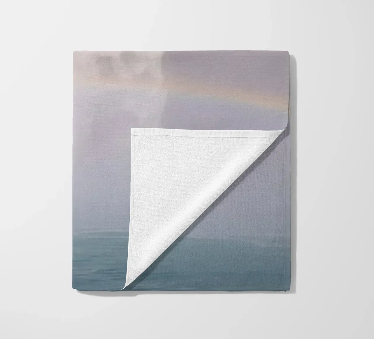 Cascata con arcobaleno e nebbia telo mare da DesignDoodle
