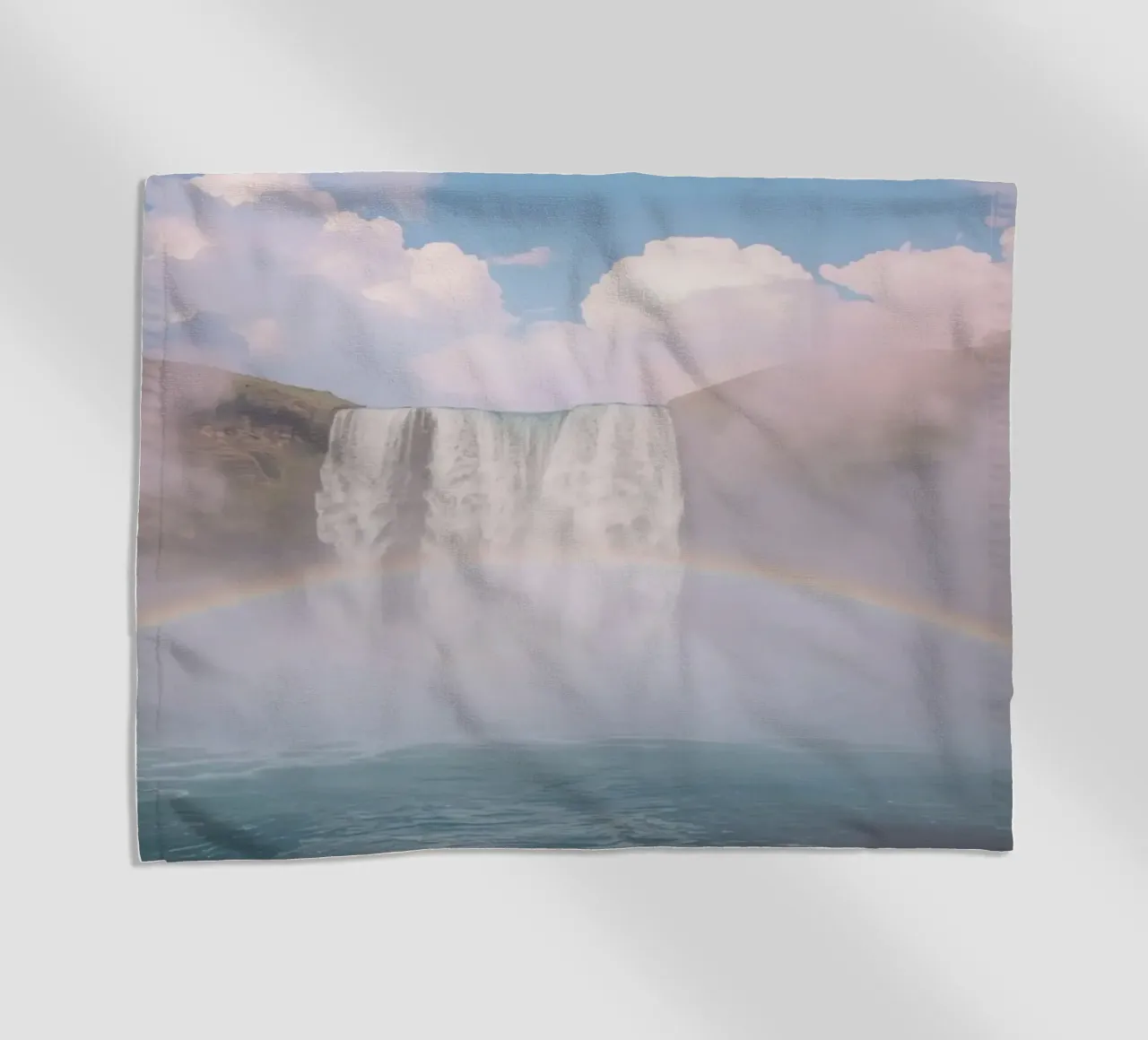 Cascata con arcobaleno e nebbia telo mare da DesignDoodle