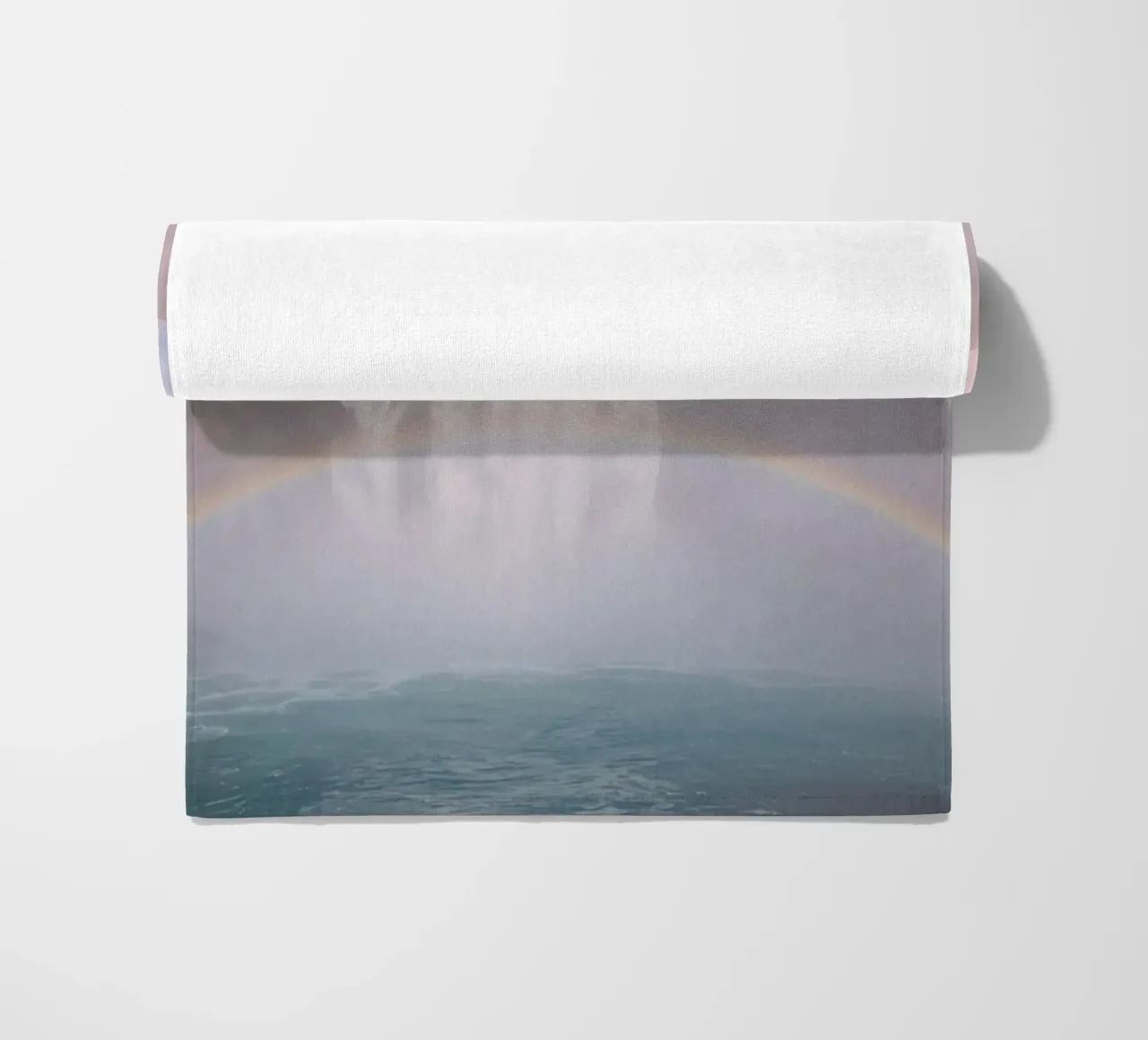 Cascata con arcobaleno e nebbia telo mare da DesignDoodle