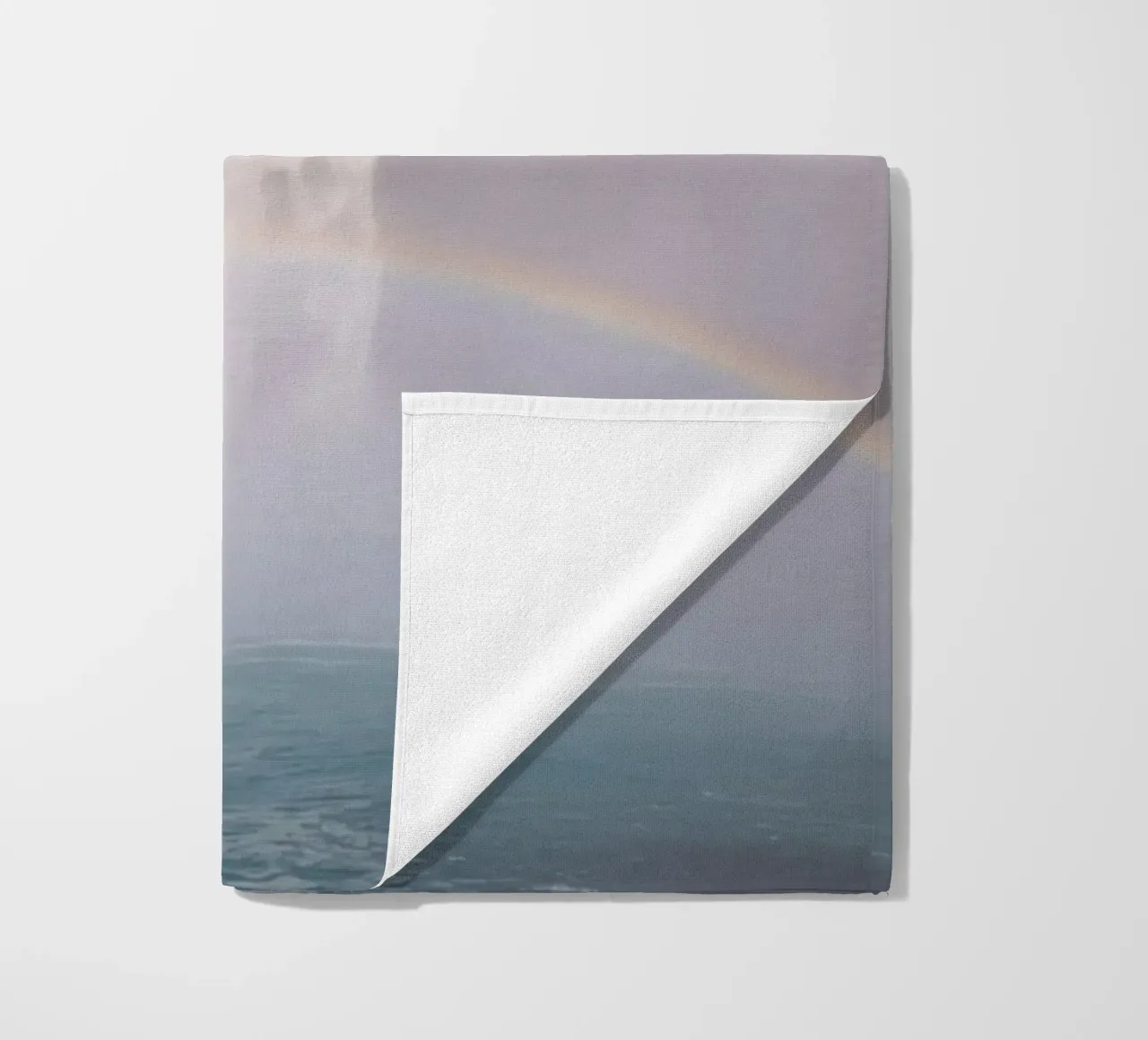 Cascata con arcobaleno e nebbia telo mare da DesignDoodle