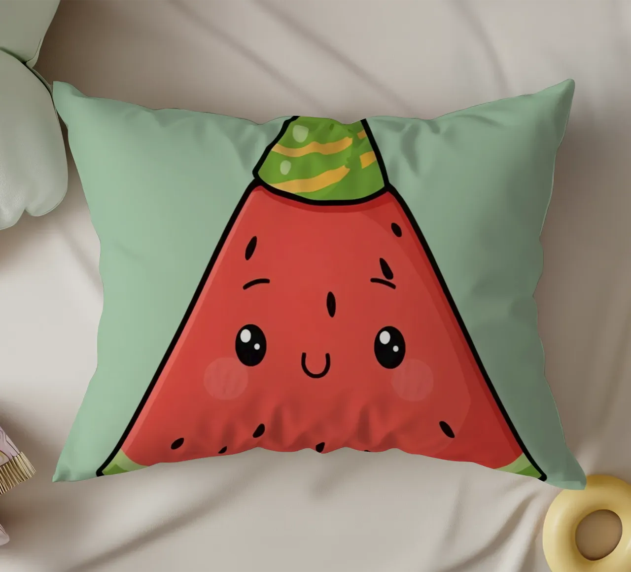 Fetta di cocomero felice con cappello da festa cuscino da DesignDoodle