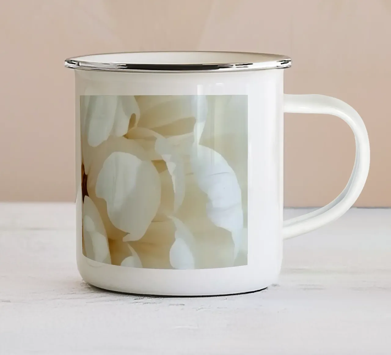 Witte Dahlia bloemblaadjes close-up emaille mok van DesignDoodle