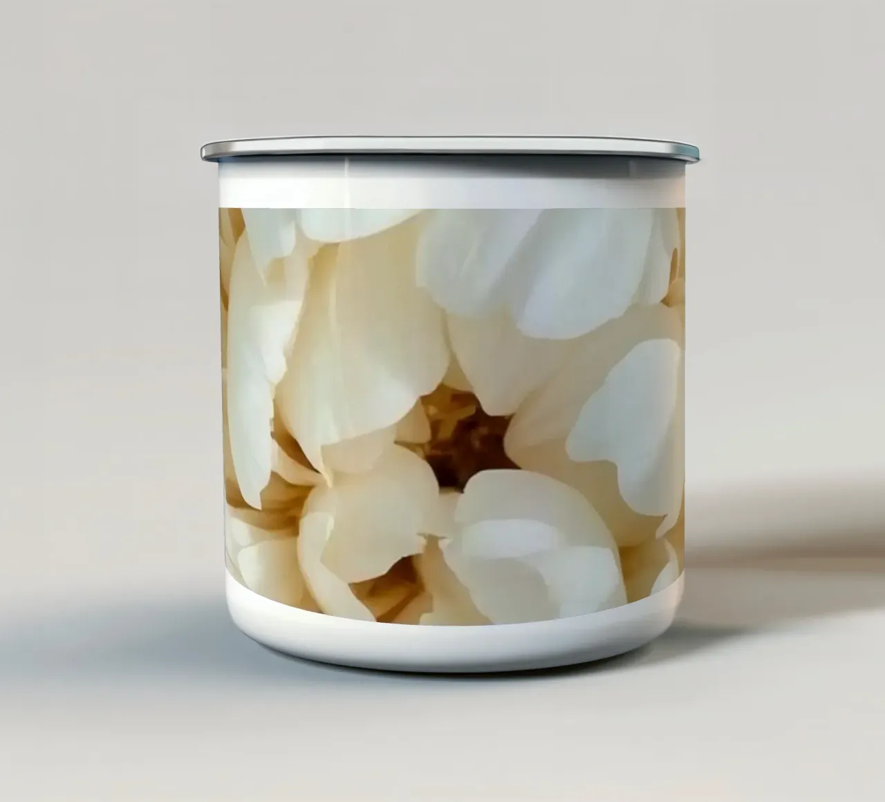 Witte Dahlia bloemblaadjes close-up emaille mok van DesignDoodle