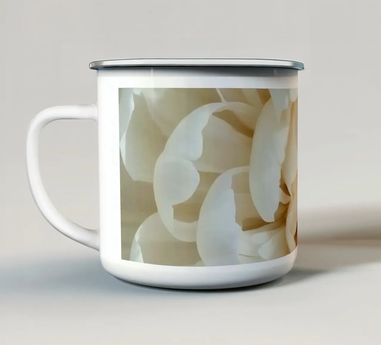Witte Dahlia bloemblaadjes close-up emaille mok van DesignDoodle