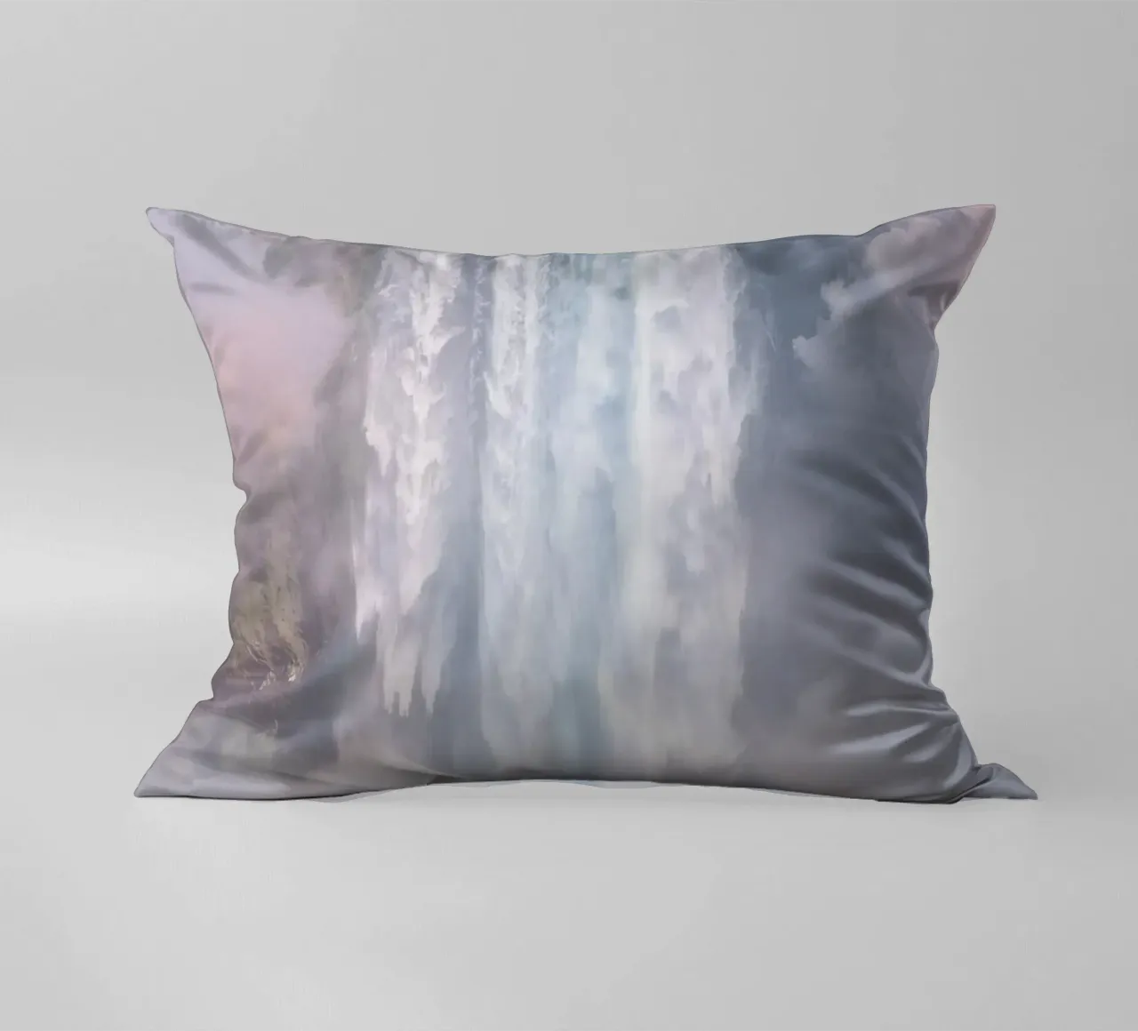 Ampia cascata con nebbia e arcobaleno cuscino da DesignDoodle