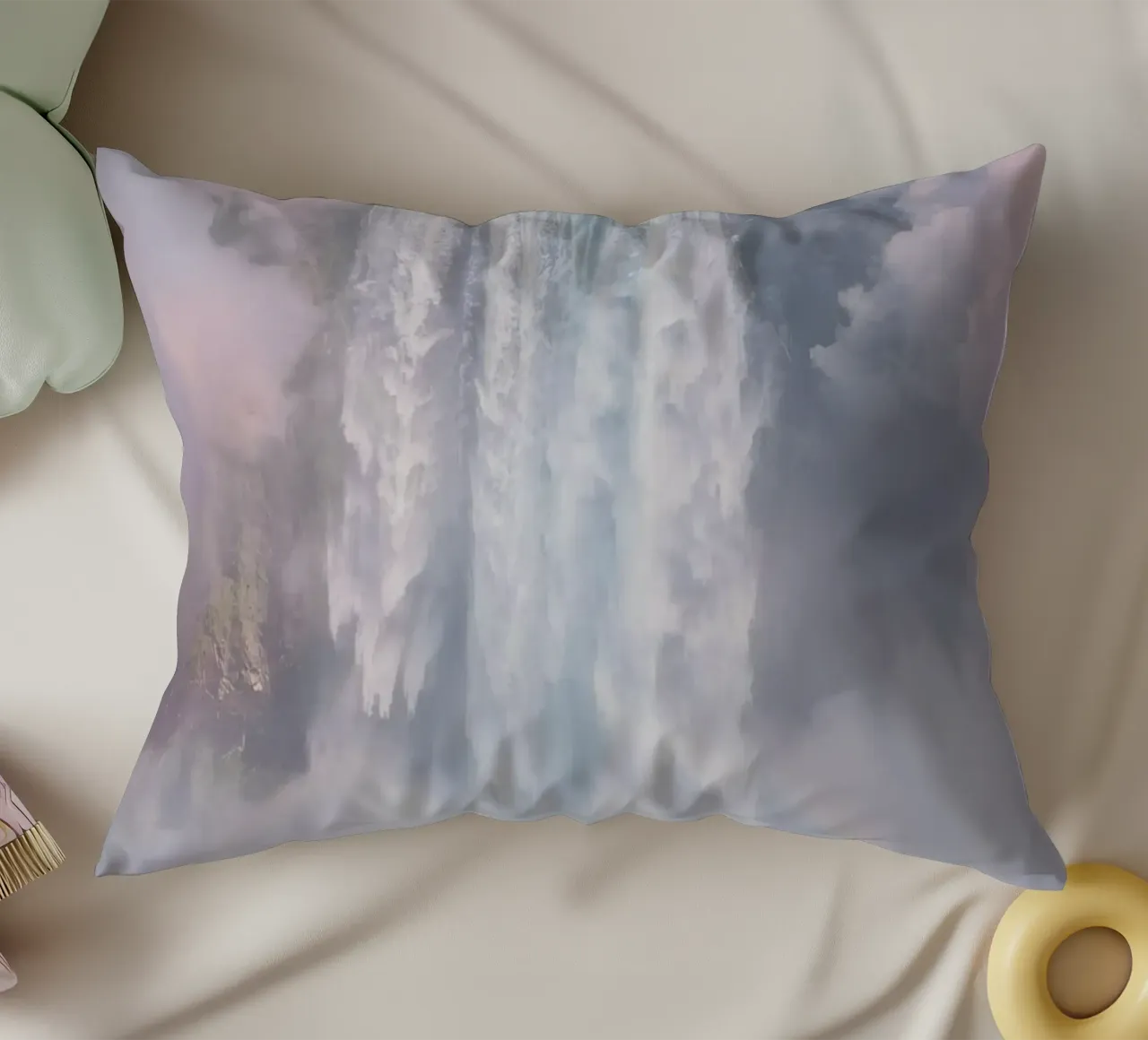 Ampia cascata con nebbia e arcobaleno cuscino da DesignDoodle