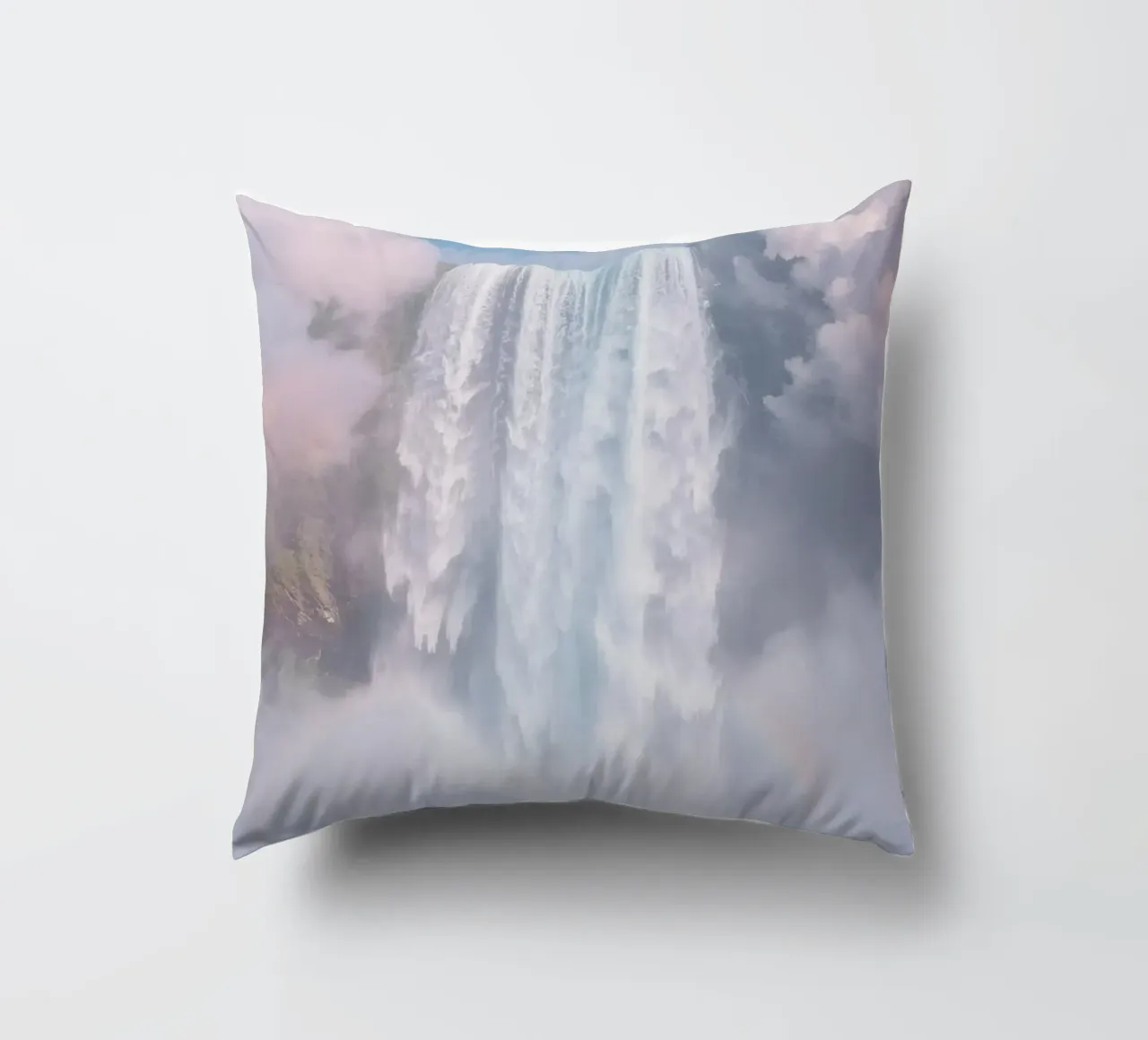 Ampia cascata con nebbia e arcobaleno cuscino da DesignDoodle