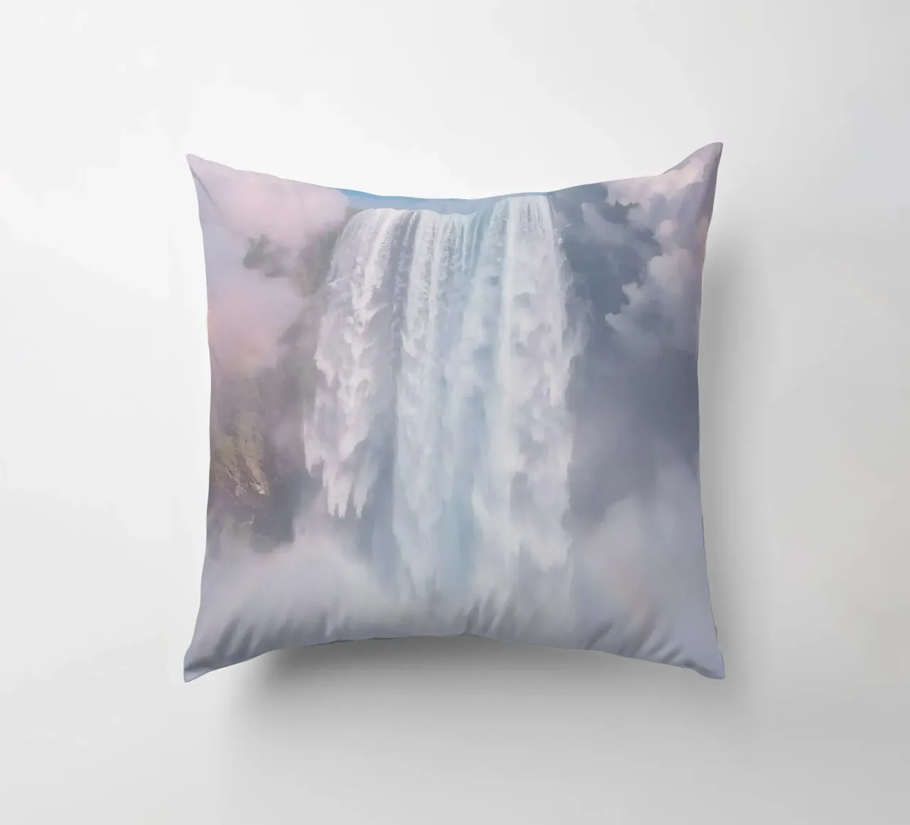 Ampia cascata con nebbia e arcobaleno cuscino da DesignDoodle