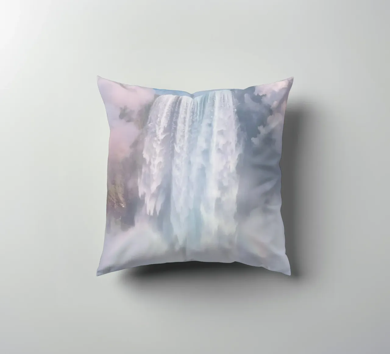 Ampia cascata con nebbia e arcobaleno cuscino da DesignDoodle