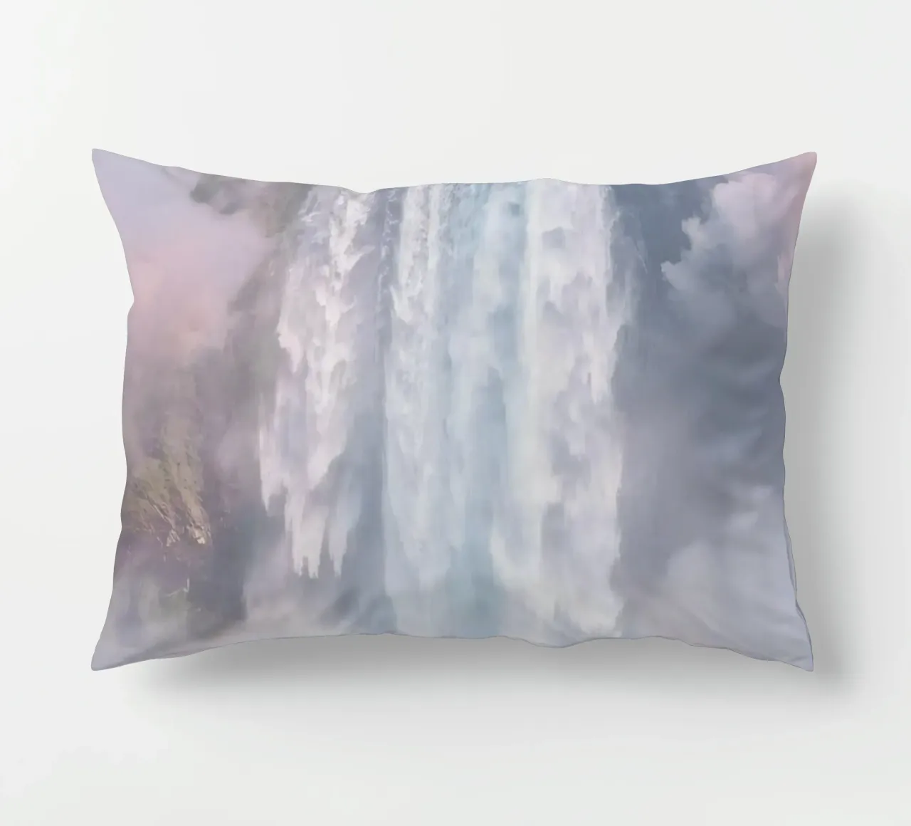 Ampia cascata con nebbia e arcobaleno cuscino da DesignDoodle