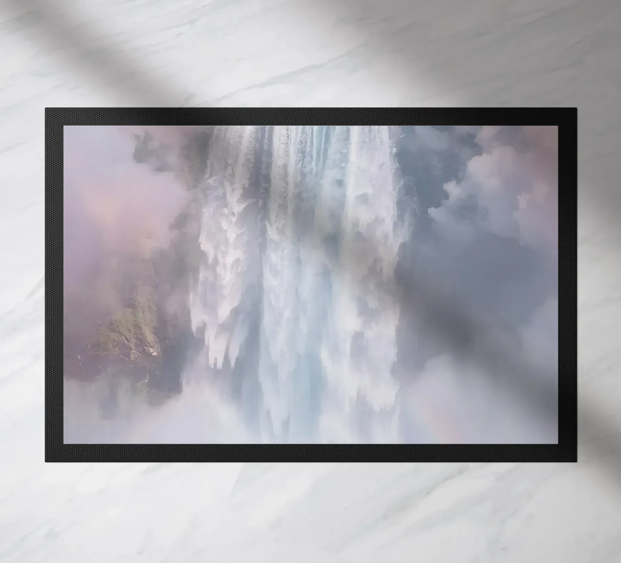 Ampia cascata con nebbia e arcobaleno zerbino da DesignDoodle