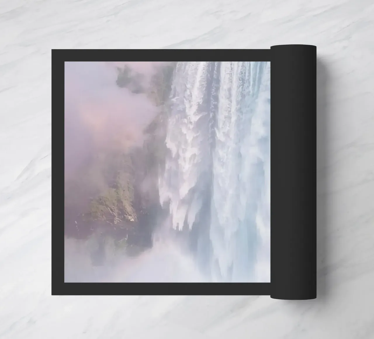 Ampia cascata con nebbia e arcobaleno zerbino da DesignDoodle