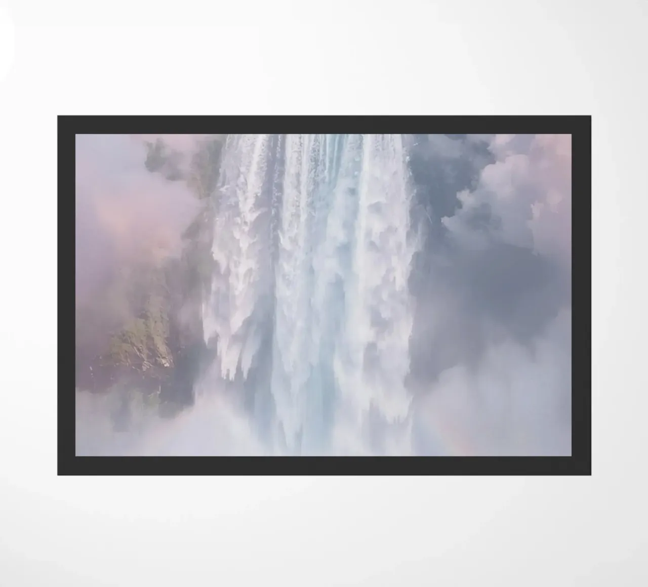 Ampia cascata con nebbia e arcobaleno zerbino da DesignDoodle