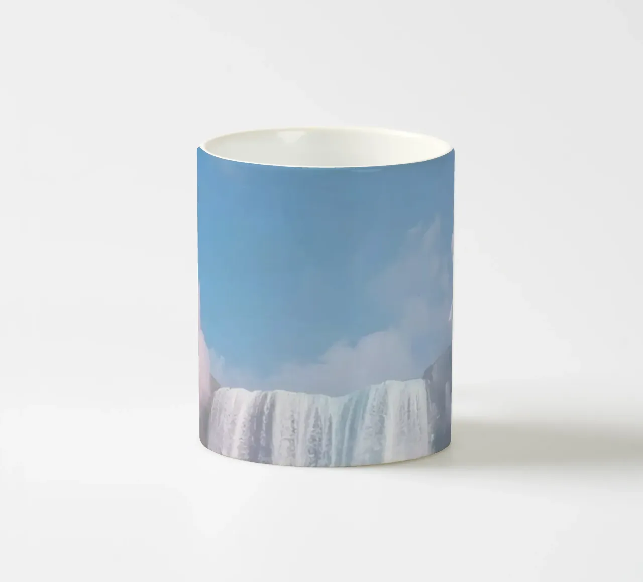 Ampia cascata con nebbia e arcobaleno tazza in ceramica da DesignDoodle
