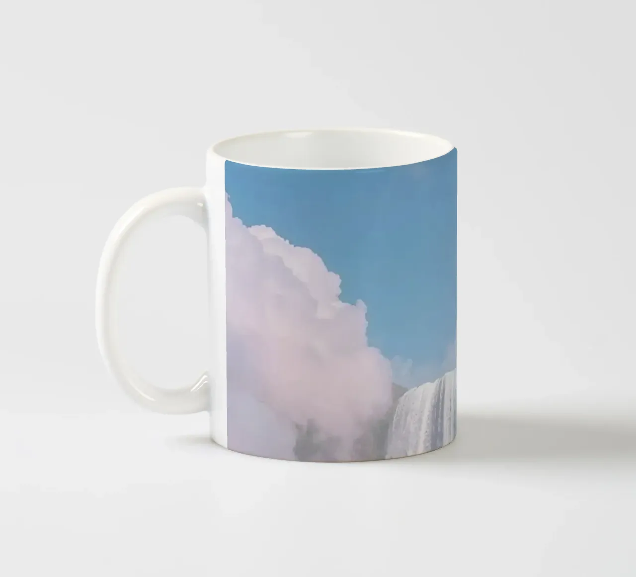 Ampia cascata con nebbia e arcobaleno tazza in ceramica da DesignDoodle
