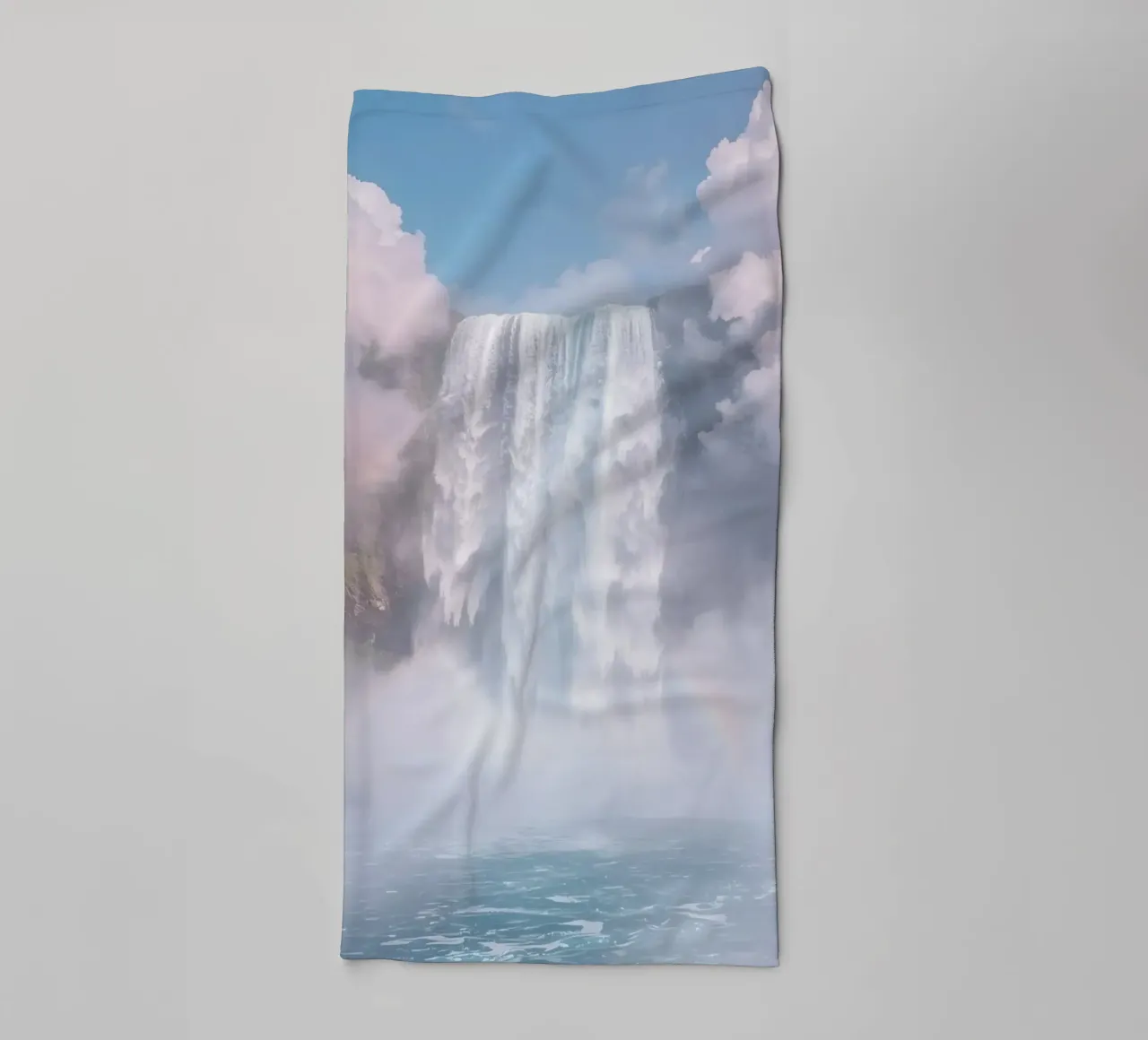 Ampia cascata con nebbia e arcobaleno asciugamano da bagno da DesignDoodle